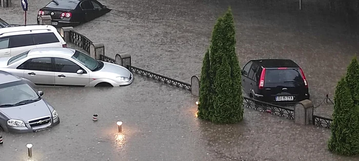 masini care plutesc pe o stradă din craiova