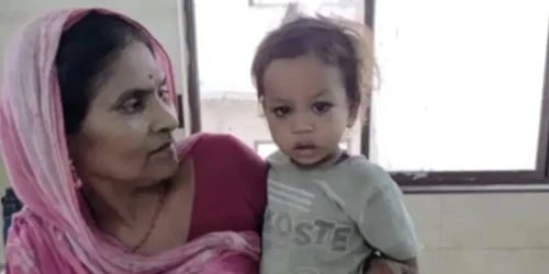 baiat de 2 ani din india a omorat o cobra care il atacase foto X jpg