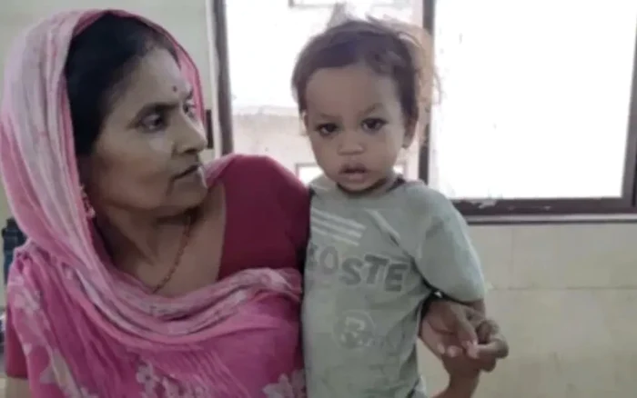 VIDEO Un copil de un an din India a mușcat mortal o cobră care îl atacase, șocând toată familia. „Tratamentul administrat la timp i-a salvat viața”