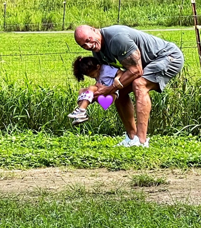 Gwayne Johnson s-a transformat în WC ambulant dacă Jasmine, de 5 ani, are treabă la marginea drumului...foto: Instagram