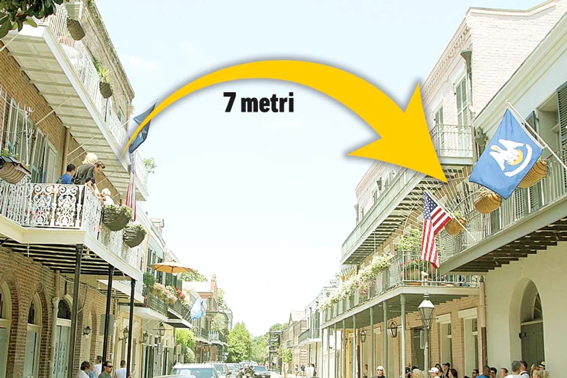 Brad Pitt şi Matthew McConaughey au aruncat  mingea şi cutiile de bere din balconele  locuinţelor vecine în care se aflau. Distanţa  între balcoane este de circa şapte metri