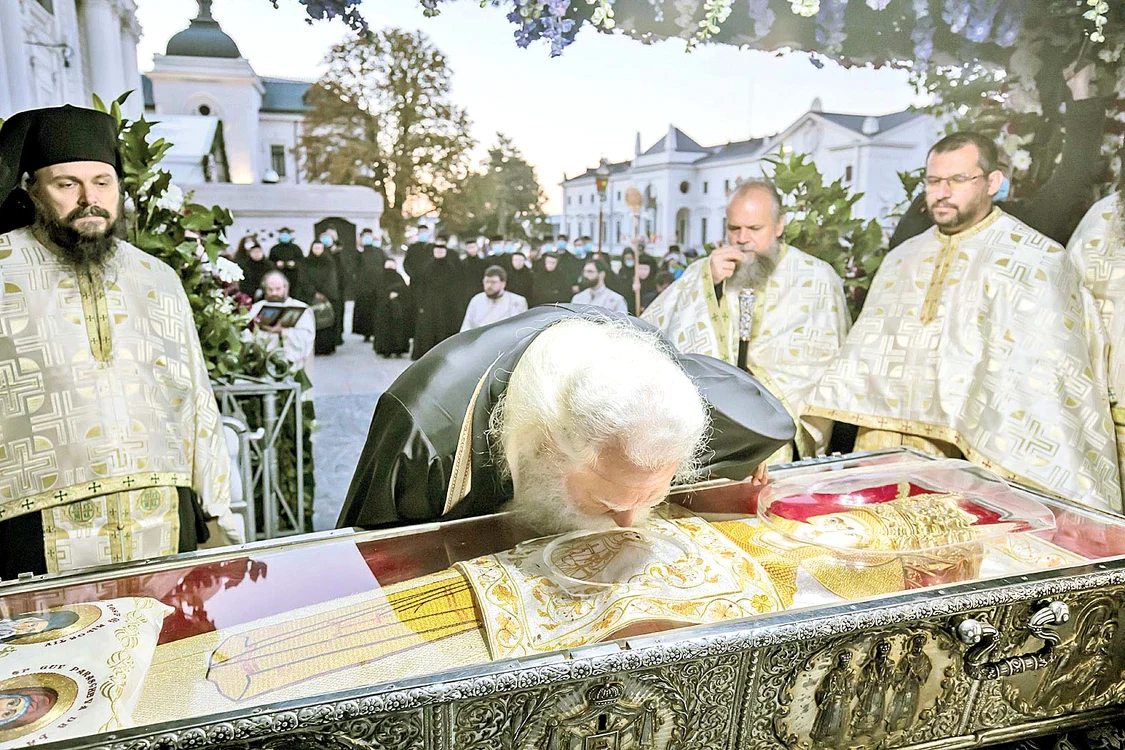 Soborul de preoţi a oficiat rugăciuni la racla cu sfintele moaşte