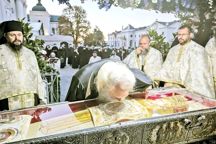 Soborul de preoţi a oficiat rugăciuni  la racla cu sfintele moaşte