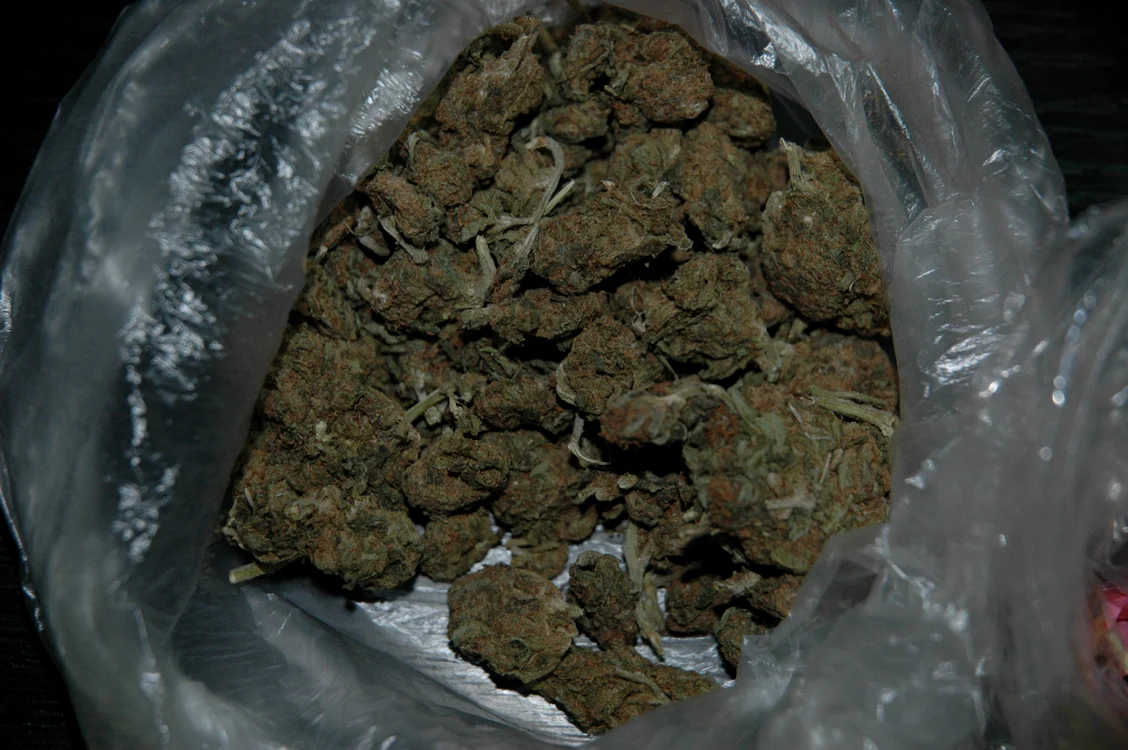 Drogurile erau vândute de dealer cu 40 de lei pe gram, şi ajungeau la consumatori cu 60 de lei pe gram