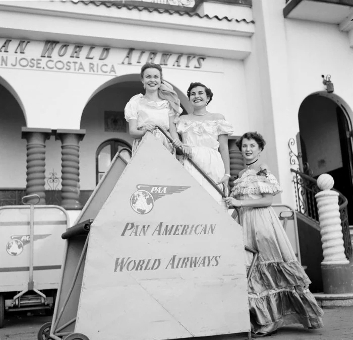 Fotografiile de-acum si dintotdeauna o dovedesc: zâmbetul e accesoriul permanent al unei stewardese. Angajate ale Pan American World Airways,  în Costa Rica,  în 1952