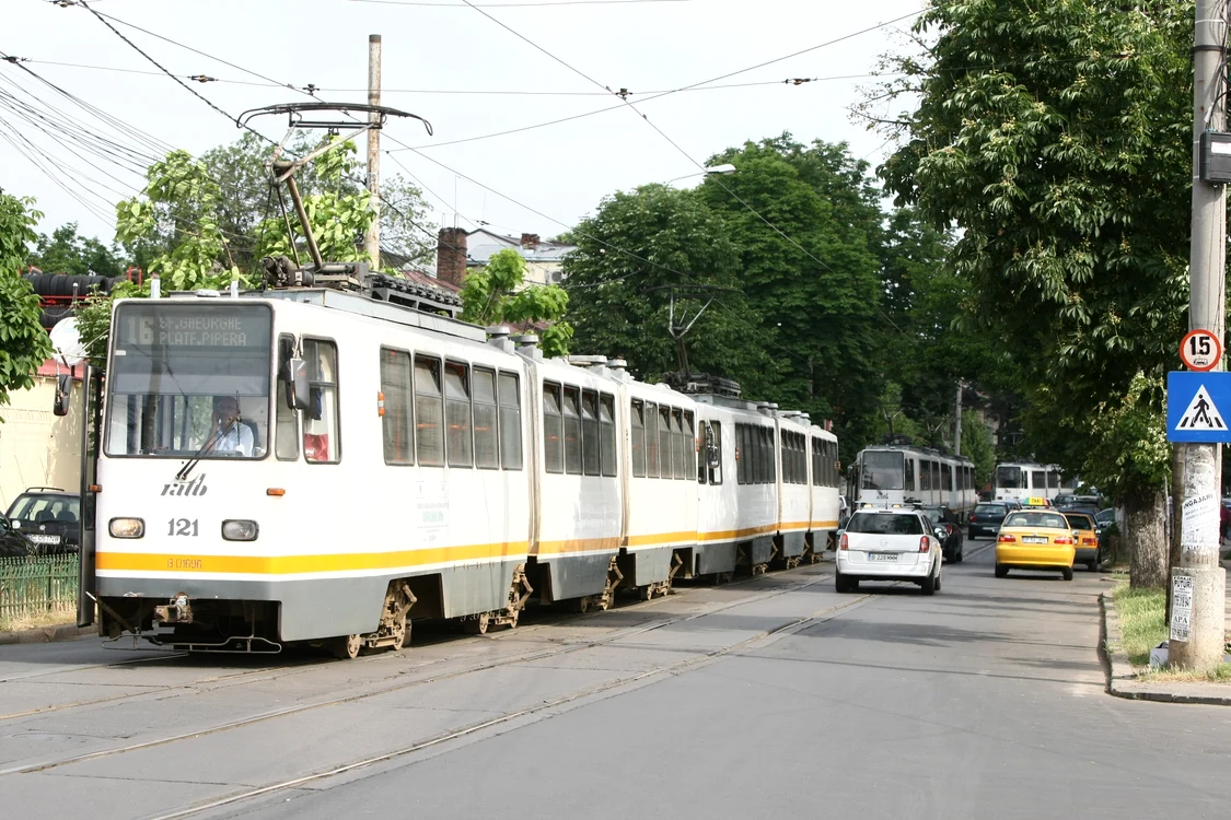 Circulația tramvaielor a fost blocată pe strada Lizeazu (foto: Dorin Constanda)