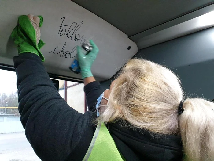 Pentru prima oară sunt șterse cu sprayuri speciale și desenele de tip grafittiFoto: stb.ro