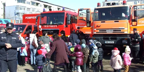 Copiii au admirat expoziția de echipamente din dotarea pompierilor teleormăneni