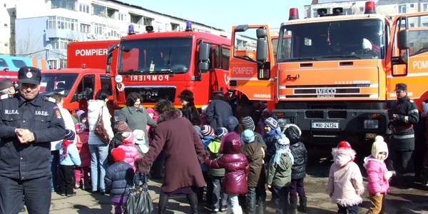 Copiii au admirat expoziția de echipamente din dotarea pompierilor teleormăneni