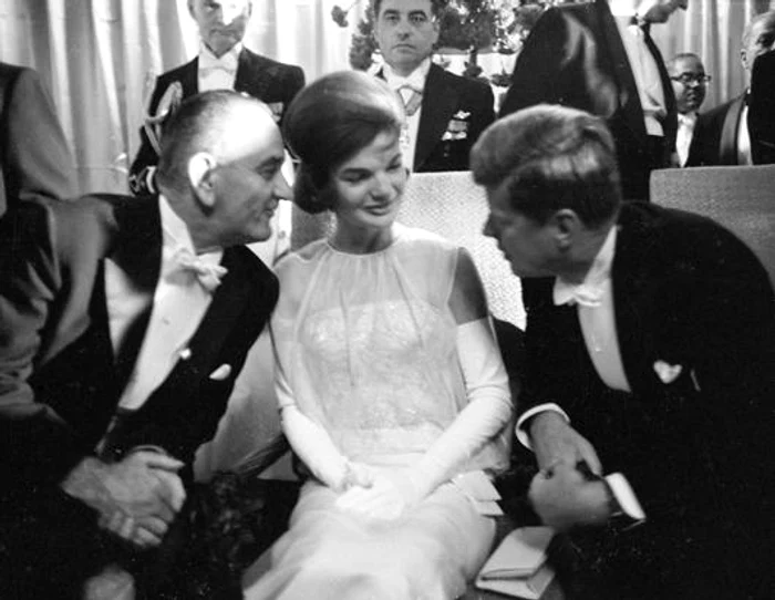 Balul inaugural,  20 ianuarie 1961. Preşedintele John F. Kennedy alături de soţia sa,  Jackie şi vice-preşedintele,  Lyndon Johnson.