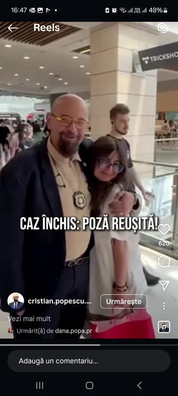 Piedone, la poze cu tinerii în mall. foto: Facebook
