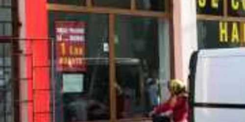 Hainele vechi sunt vândute la preţuri de nimic, foto: Stelian Grăjdan