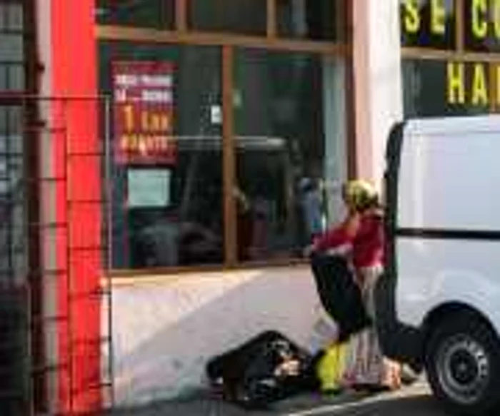 Hainele vechi sunt vândute la preţuri de nimic, foto: Stelian Grăjdan