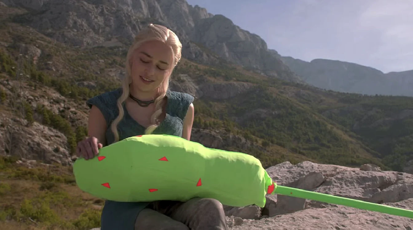 Când în film apare un dragon, actrița mângâie un burete învelit în material