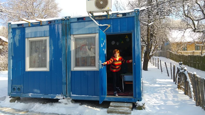 “Poftiţi în grădiniţa-container!”, ne îndeamnă educatoarea Georgeta PârşuFoto: "Adevărul"