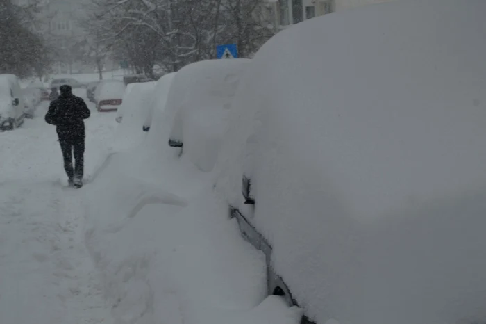 În multe zone ale municipiului pietonii sunt nevoiţi să mearcă pe stradă, trotuarele fiind impracticabile