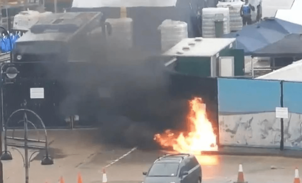 Poliţia antiteroristă britanică anchetează atacul cu bombe incediare împotriva unui centru de primire a migranţilor la Dover