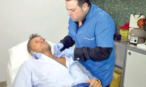 Cea care are grijă  de cântăreţ este  iubita lui, Dana  Miricioiu, chirurg  plastician jpeg