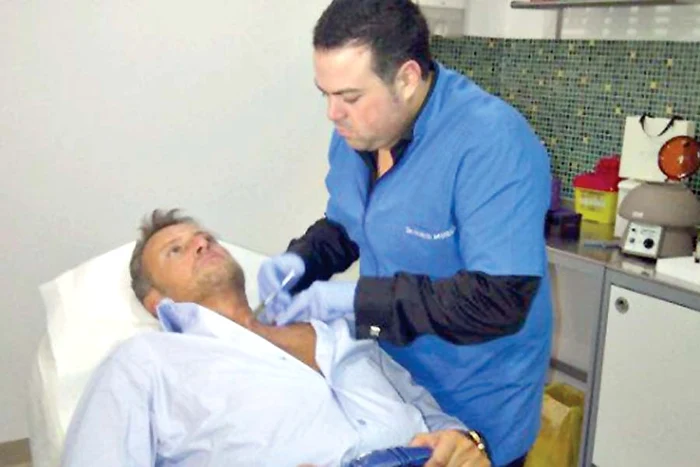 Cea care are grijă de cântăreţ este iubita lui, Dana Miricioiu, chirurg plastician