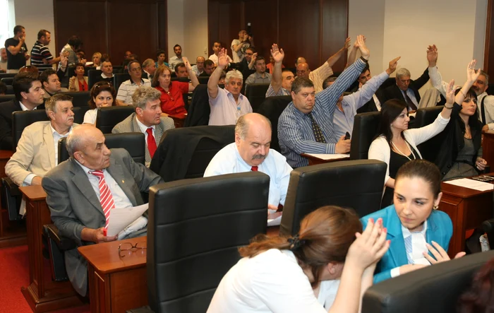 
    Consilierii au preferat să voteze prin ridicarea mâinii, în loc să folosească sistemul electronic  