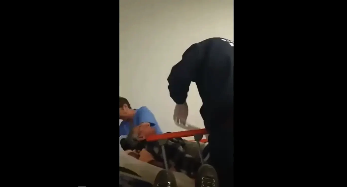 Momentul în care pacientul este legat de pat de paznic și infirmieră FOTO captură video debraila.ro
