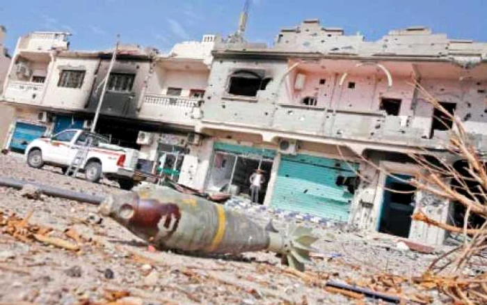 Ruine şi bombe au rămas în urma războiului   Foto: REUTERS