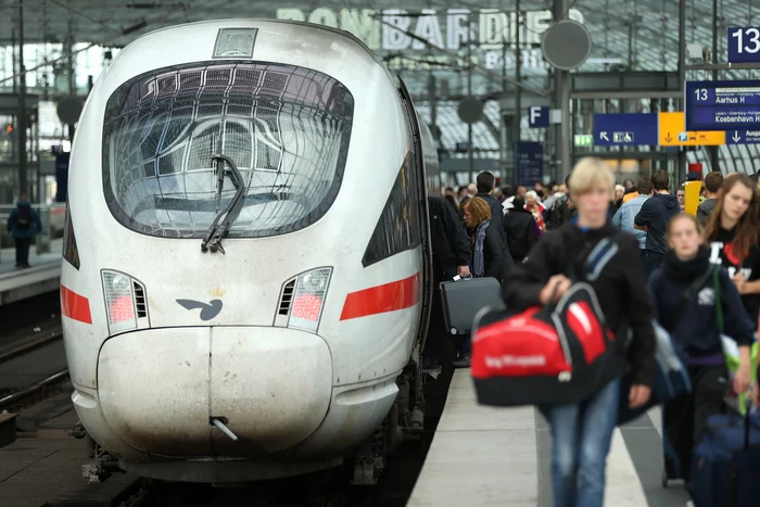 
    Oamenii uită tot felul de obiecte în tren, care mai de care mai ciudateFoto: Getty  