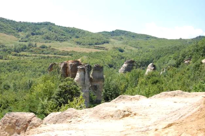 Stâncile s-au desprins din peretele stâncos din apropiere