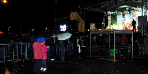 Spectatorii au urmărit spectacolul de Zilele Bacăului de sub umbrele