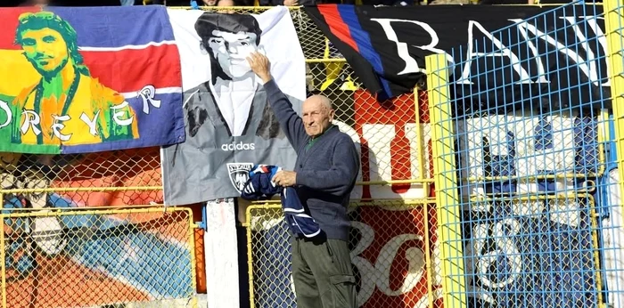 Iosif Vigu, alături de imaginea fostului său elev, Didi Prodan   FOTO Colecția personală