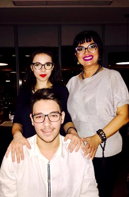 Ozana Barabancea, mândră, cu lucrarea de disertațiefoto: Instagram