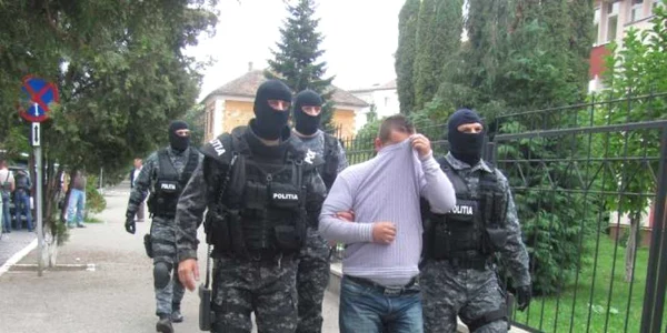 Cei şapte membri ai grupării "Grasu" au fost prinşi în flagrant 