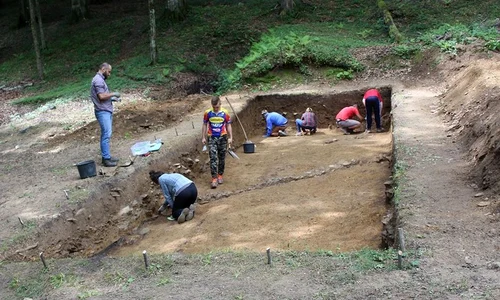 Un edificiu monumental, descoperit la Sarmizegetusa Regia jpeg