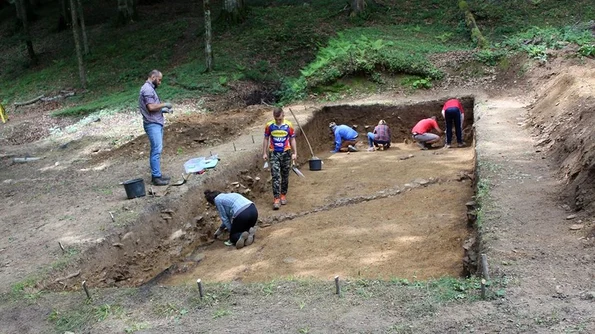 Un edificiu monumental, descoperit la Sarmizegetusa Regia jpeg