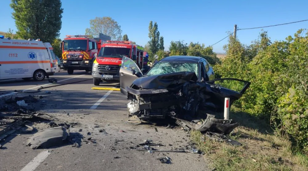 Accident grav pe „drumul morții”, în Bacău. Trei victime, dintre care două încarcerate. Traficul pe DN2- E85 este blocat pe ambele sensuri
