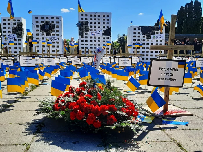 Mausoleul soldaţilor sovietici, decorat cu sute de drapele ucrainene FOTO Twitter/ mwpotocki