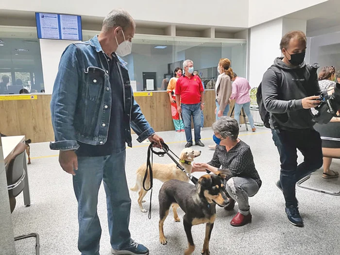 
    Ham-ham, ce ne mai place să stăm la poză!Foto: Facebook / Pro Lider FM  