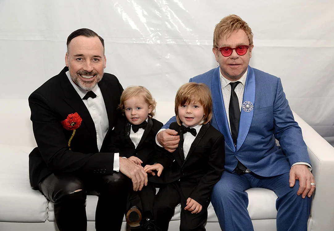 Elton John alături de cei doi copii şi de soţul său, David 
