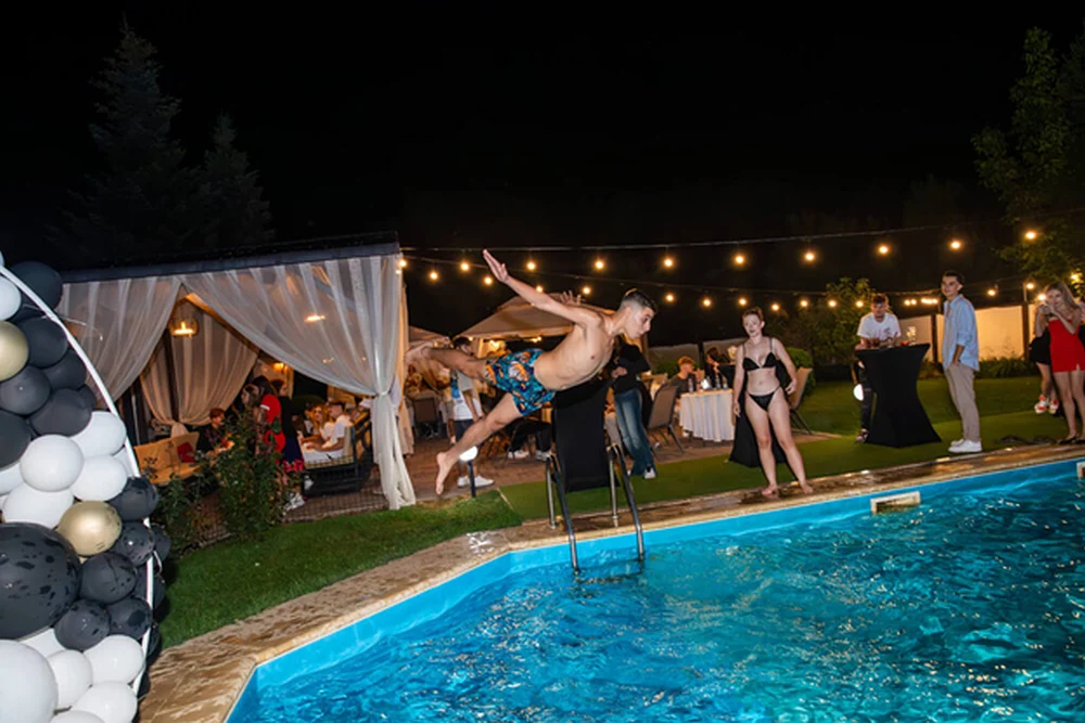 Cum organizezi un pool party reușit, chiar dacă ești în mijlocul orașului