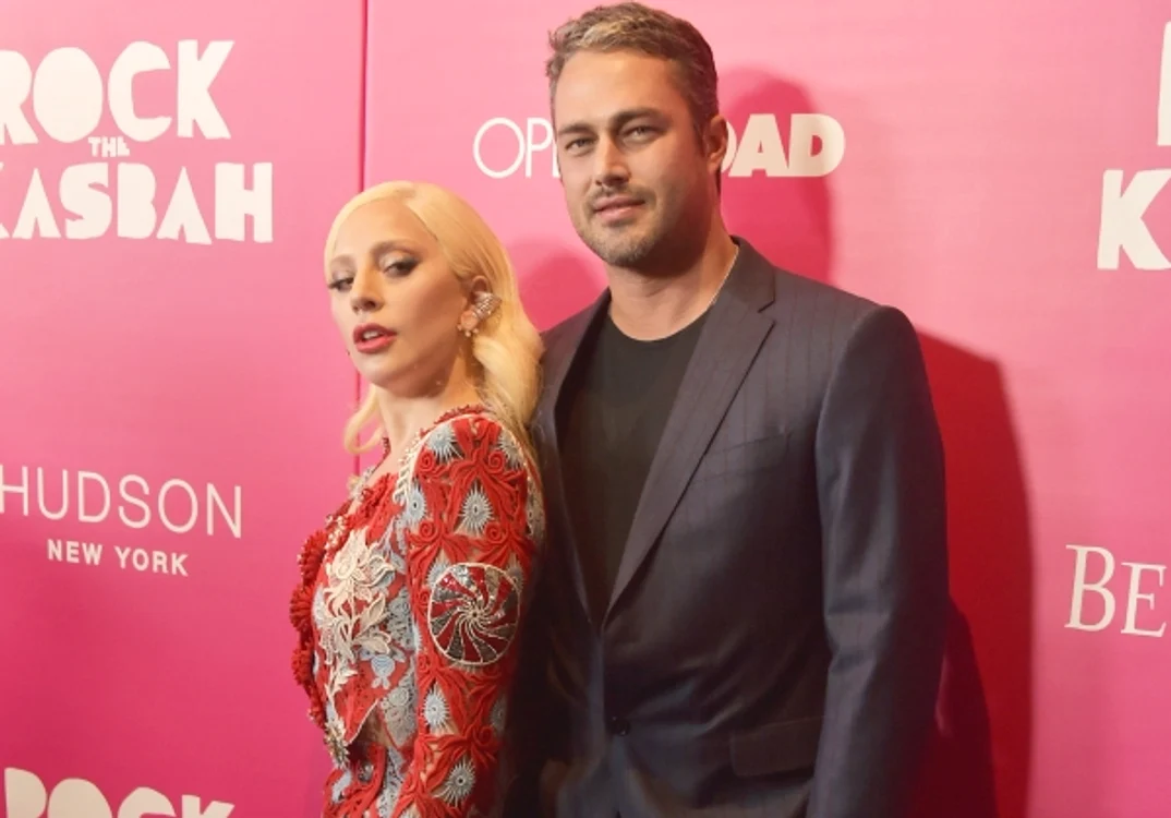 
    Lady Gaga și Taylor Kinney se simt foarte bine în pielea lorFoto: V magazine  