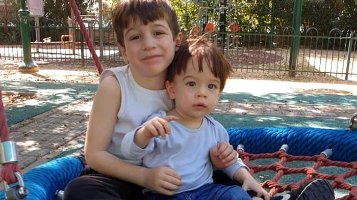 Eitan (5 ani), alături de frățiorul său, Tom (2 ani)Foto: The Times/ Facebook