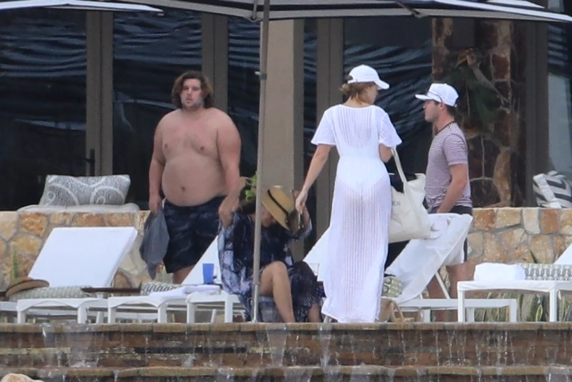 Christopher Schwarzenegger, în vârstă de 21 de ani îşi face vacanţa în Cabo San Lucas cu mama şi sora luifoto: Profimedia