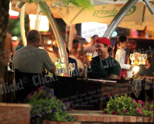 Chad Smith şi impresarul său, la plimbare în Centru Vechi din Bucureşti. (Foto: Bodgan Mitu)
