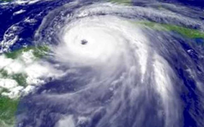 20 de turişti aruncaţi de uraganul Bill în Atlantic au fost salvaţi integral