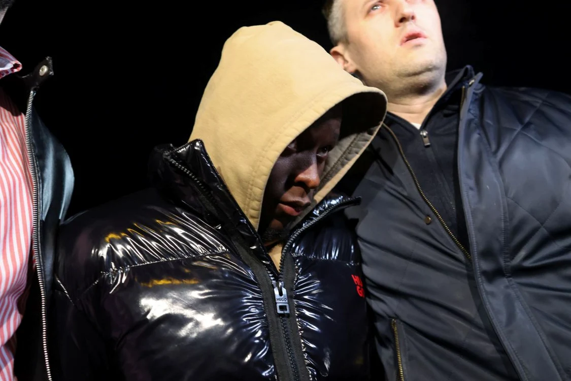 Keita, escortat de polițiști (FOTO: InquamPhotos)