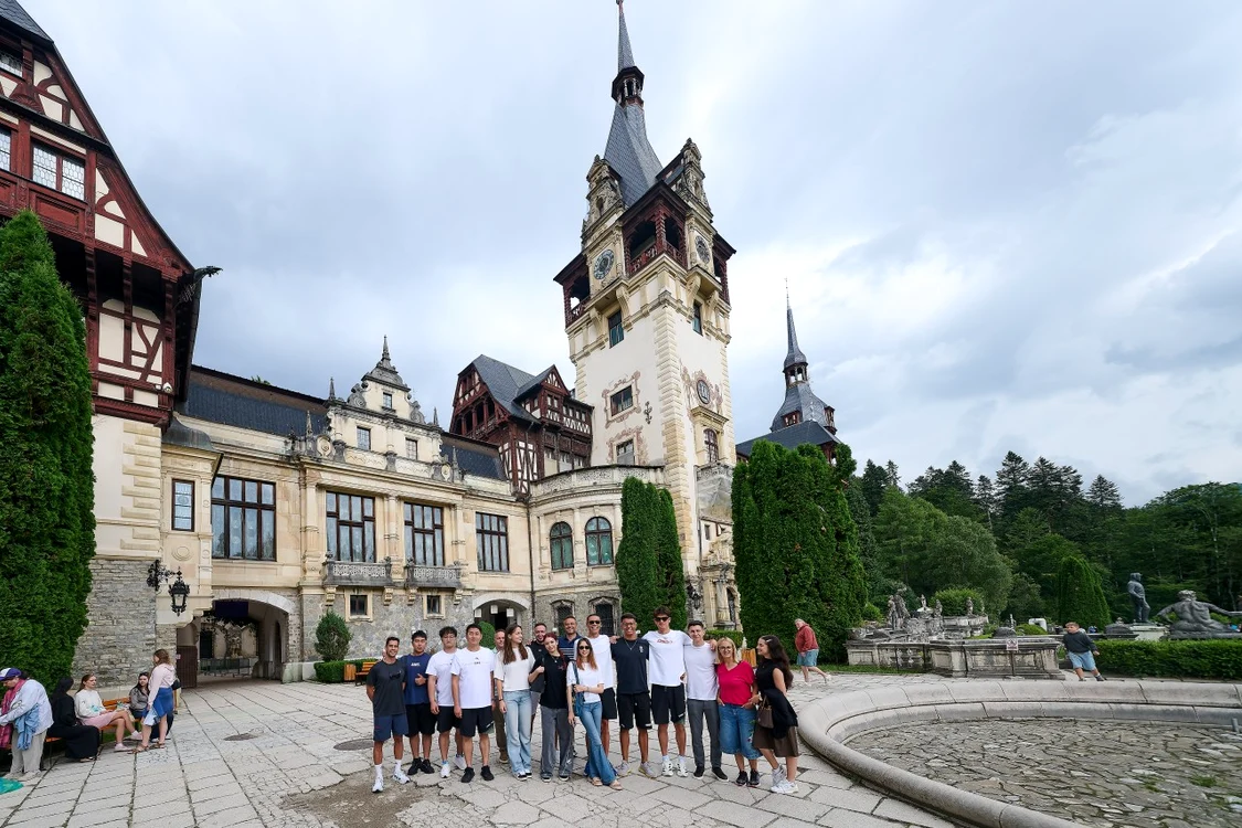 David Popovici și Pan Zhanle s-au fotografiat lângă Castelul Peleș (Foto: Raed Krishan)