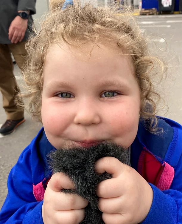 Anhelina, 3 ani, a scăpat şi ea din oraşul morţii