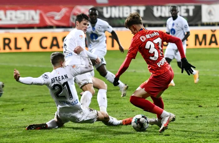 Octavian Popescu în acțiunea care a dus la penaltyFOTO: Sportpictures.eu