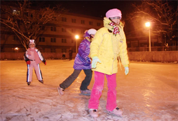 Patinoarul inaugurat aseară, bucurie pentru cei mici. foto: virgil lăpădatu