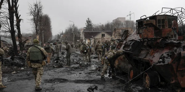 Soldati ucraineni verificand sitrugerile provocate de armata rusa in Bucea FOTO EPA-EFE
